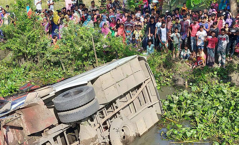 Four killed, 20 injured as bus falls into ditch in Gopalganj Four killed, 20 injured as bus falls into ditch in Gopalganj