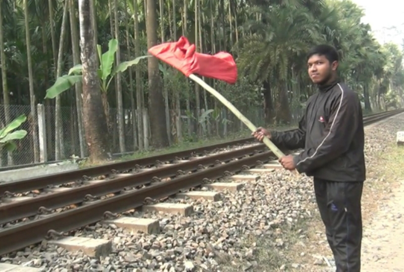 Teen's bravery saves train from accident in Jaipurhat