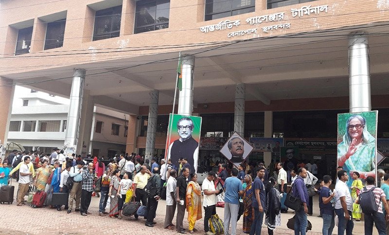 এক বছরে বেনাপোল দিয়ে ভারতে গেছেন সাড়ে ১২ লাখ মানুষ এক বছরে বেনাপোল দিয়ে ভারতে গেছেন সাড়ে ১২ লাখ মানুষ