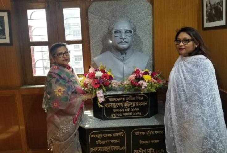 Sheikh Rohana pays tribute to Bangabandhu's statue in Kolkata 