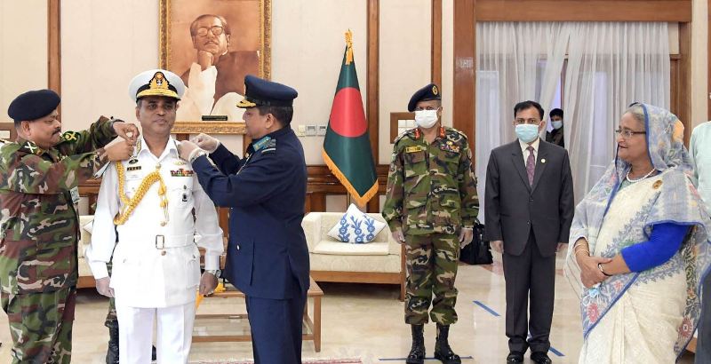 New Naval Chief of Bangladesh gets Vice Admiral badge