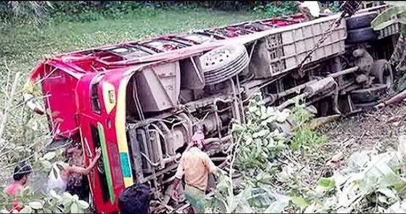 Three dead as passenger bus loses control in Manikganj