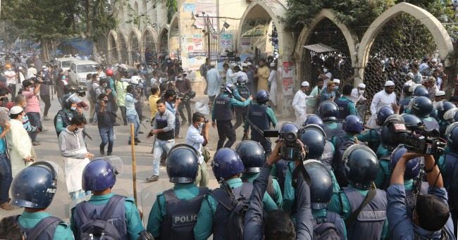 Baitul Mukarram: Police lathicharge people protesting installation of sculptures