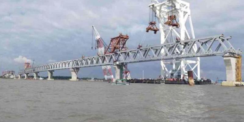 পদ্মা সেতুতে বসল ৩৬তম স্প্যান : আর বাকি ৫ পদ্মা সেতুতে বসল ৩৬তম স্প্যান : আর বাকি ৫