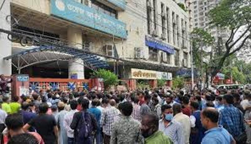 Saudi expatriates protest in front of Probasi Kallyan Bhaban Saudi expatriates protest in front of Probasi Kallyan Bhaban