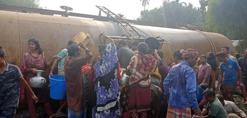 Five bogies of oil train derail; villagers arrive with buckets and mugs