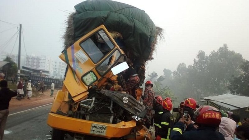 Truck accident kills 2, injures 5 in Naogaon Truck accident kills 2, injures 5 in Naogaon