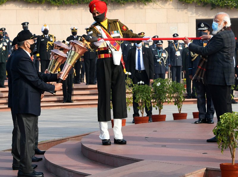 Indian PM Narendra Modi, Defence Minister Rajnath Singh remember 1971 war heroes