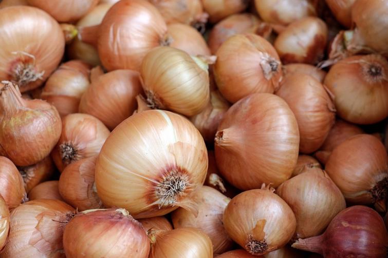 Cost of onion reduces to 50-60
