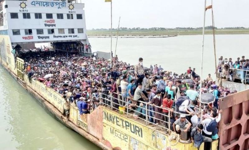 Authorities fail to control homebound passengers, allow ferries to operate
