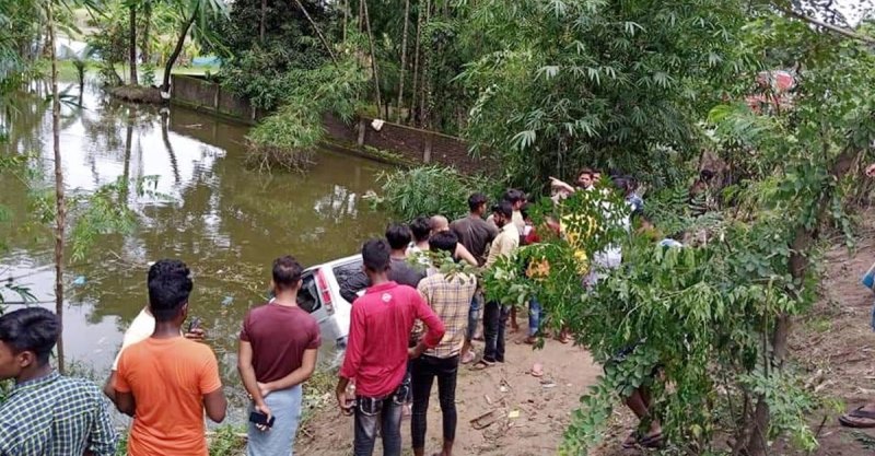 চকরিয়ায় মাইক্রো খাদে পড়ে প্রাণ গেল ৭ জনের