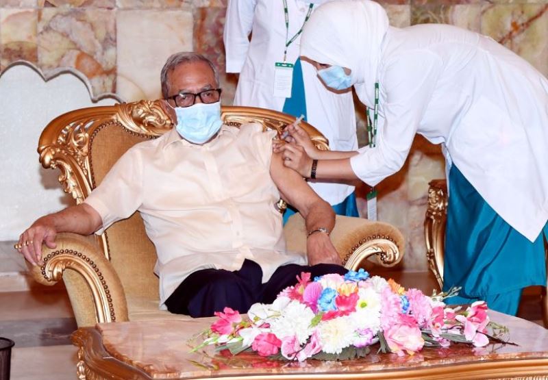 President Hamid gets vaccinated