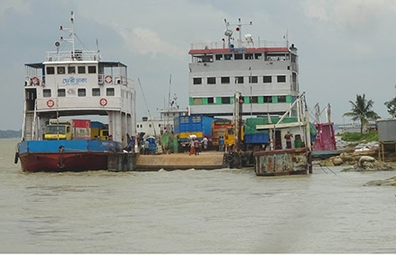 সাড়ে ১০ ঘণ্টা পর দৌলতদিয়া-পাটুরিয়া রুটে ফেরি চলাচল শুরু