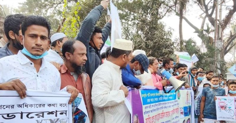 Workers form human chain demanding permission to run battery-powered rickshaws