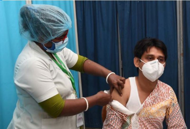 More than 9 lakh people vaccinated, 426 report side effects