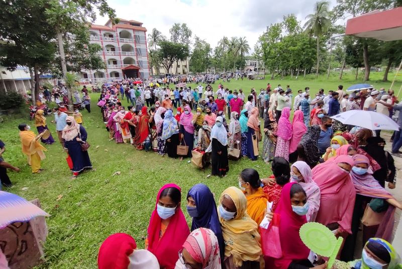Long queues outside vaccination centres across Bangladesh Long queues outside vaccination centres across Bangladesh