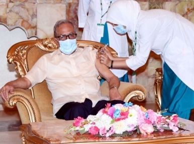 President Hamid gets vaccinated