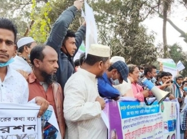 Workers form human chain demanding permission to run battery-powered rickshaws