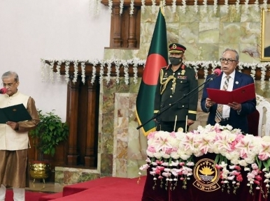 Shamsul Alam takes oath as state minister for planning