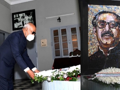 Indian President Kovind pays homage to portrait of Bangabandhu