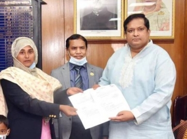 Gold medallist Shammi Akhtar receives Tk 25 lakh, apartment from PM Sheikh Hasina