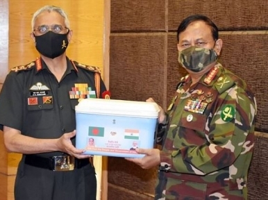Indian Army Chief presents one lakh vaccines to the Bangladesh Army