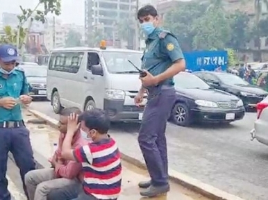 Traffic police rush to help biker who fainted on road in Mohakhali