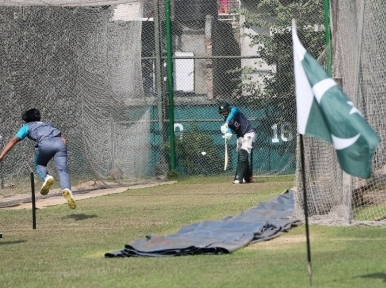 Pakistan team hoist national flag during practice session in Dhaka, court controversy