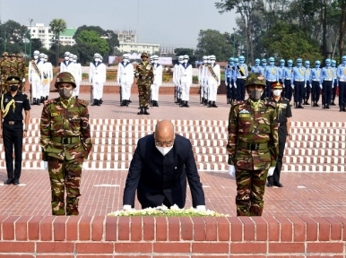 জাতীয় স্মৃতিসৌধে ভারতের রাষ্ট্রপতির শ্রদ্ধা