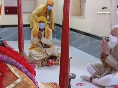 Indian PM Narendra Modi offers prayers at Jeshoreshwari Temple