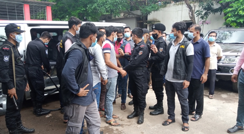 24 middlemen arrested by RAB in DMC, sentenced to one month imprisonment