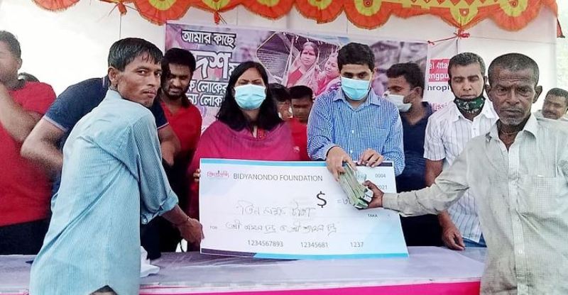 Bidyanondo Foundation donates Tk 1 lakh per family affected in Pirganj fire