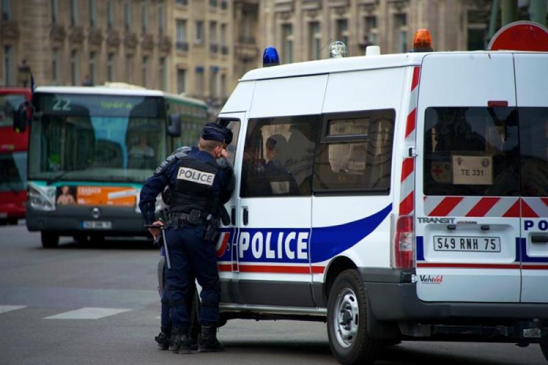 Security officers shoot knife-wielding man shouting 'Allahu Akbar' at Saint-Lazare railway station: French media Security officers shoot knife-wielding man shouting 'Allahu Akbar' at Saint-Lazare railway station: French media