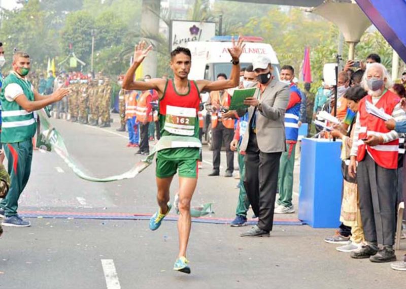 200 runners from home and abroad took part in the Bangabandhu Marathon 200 runners from home and abroad took part in the Bangabandhu Marathon
