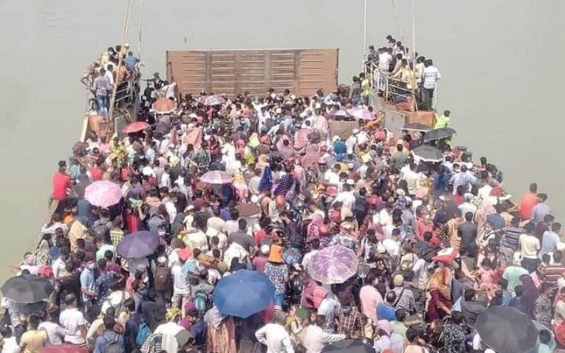 Homebound passengers crowd Daulatdia ferry ghat