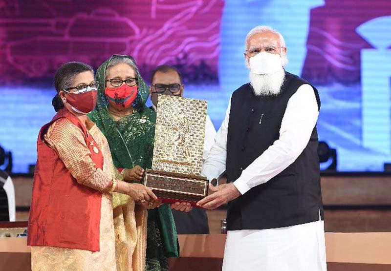 50th Independence Day: Modi hands over Gandhi Peace Prize 2020 for Bangabandhu Sheikh Mujibur Rahman to his daughters