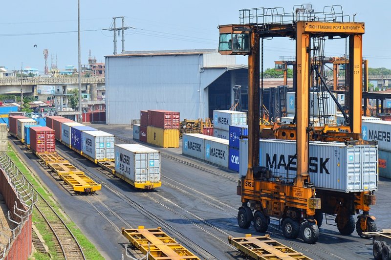 Containers from Chittagong port being moved to ICD to resolve congestion Containers from Chittagong port being moved to ICD to resolve congestion