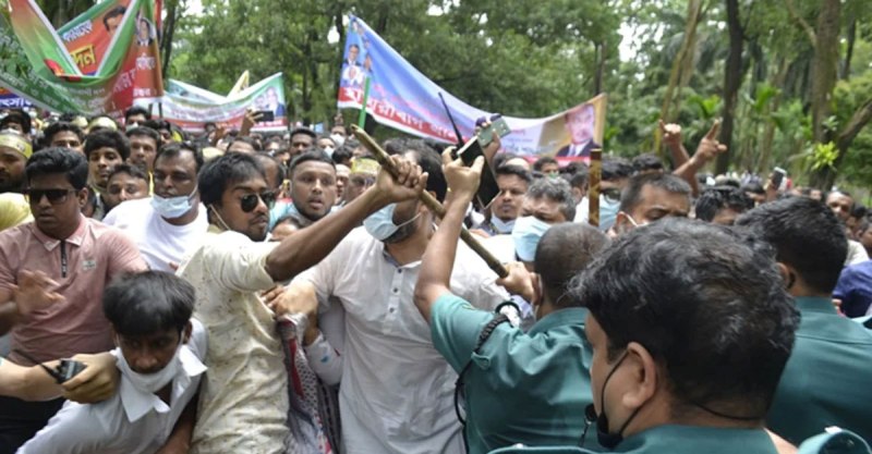 Police-BNP clash at Chandrima Uddan, over 100 booked