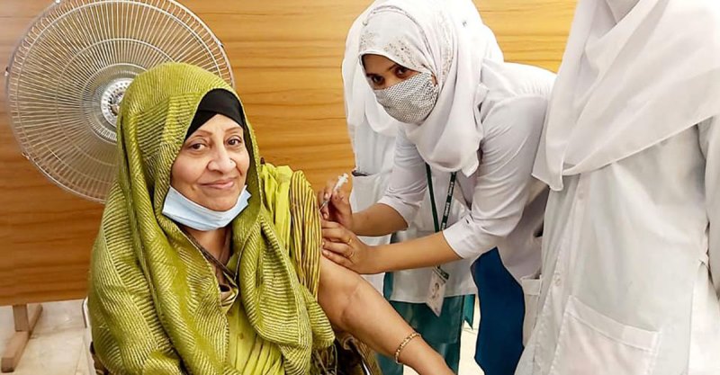 Actress Anwara thanks PM Hasina after Covid-19 vaccination Actress Anwara thanks PM Hasina after Covid-19 vaccination