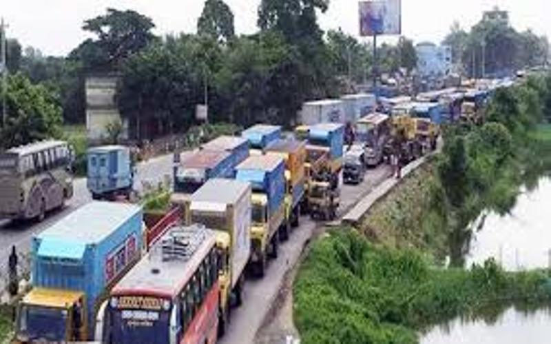 Traffic banked up for a 40 km stretch of Bangabandhu Bridge Western Highway