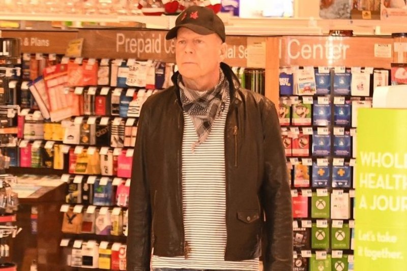 Hollywood star Bruce Willis asked to leave store for not wearing mask
