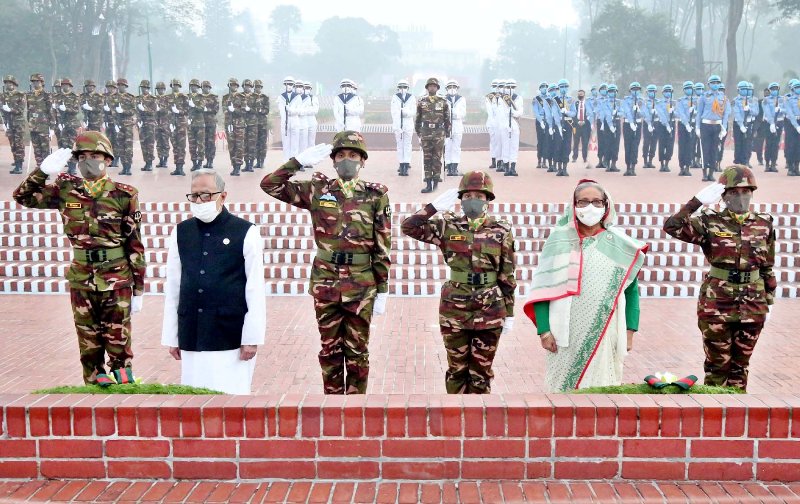 Victory Day: President-Prime Minister pay homage at the memorial with a limited number of people Victory Day: President-Prime Minister pay homage at the memorial with a limited number of people