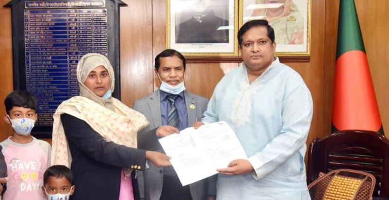 Gold medallist Shammi Akhtar receives Tk 25 lakh, apartment from PM Sheikh Hasina