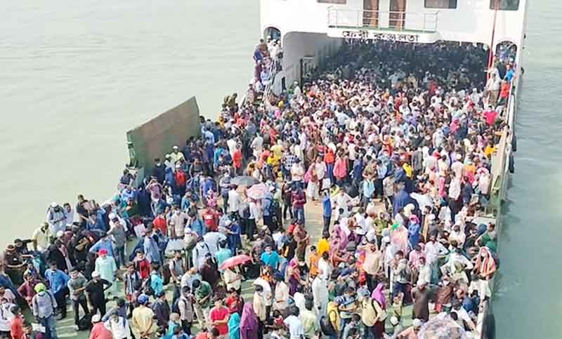 যাত্রীর চাপে সরকারি নিষেধাজ্ঞা উপেক্ষিত, ছাড়ল আরও দুই ফেরি