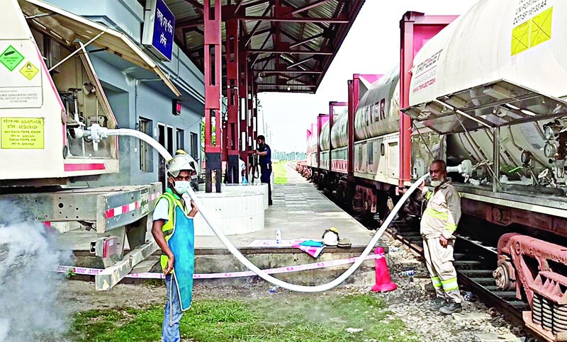 Oxygen from India being unloaded at Benapole