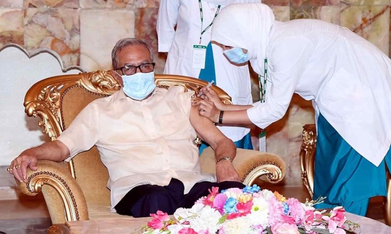 President Hamid, First Lady take second dose of coronavirus vaccine