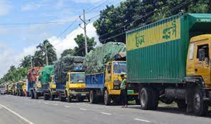 Hundreds of vehicles stranded, waiting to cross at Daulatdia Ghat Hundreds of vehicles stranded, waiting to cross at Daulatdia Ghat