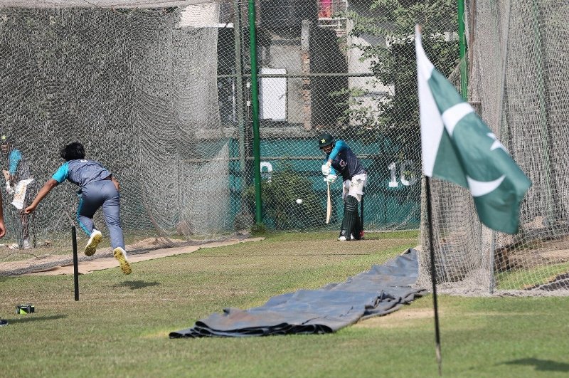Pakistan team hoist national flag during practice session in Dhaka, court controversy Pakistan team hoist national flag during practice session in Dhaka, court controversy