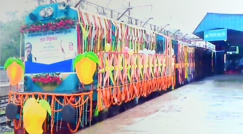 'Mango Special Train' en route to Dhaka with 7,000 kilograms of mangoes