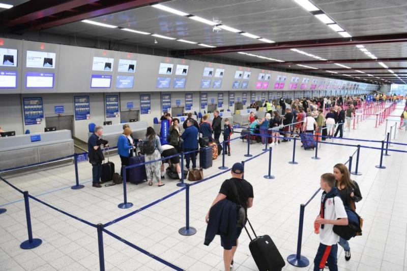 US to reopen land and air borders to fully vaccinated foreign visitors US to reopen land and air borders to fully vaccinated foreign visitors